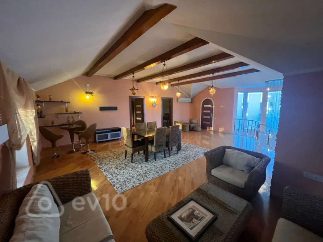 Kirayə verilir 7 otaqlı həyət evi 300 m²