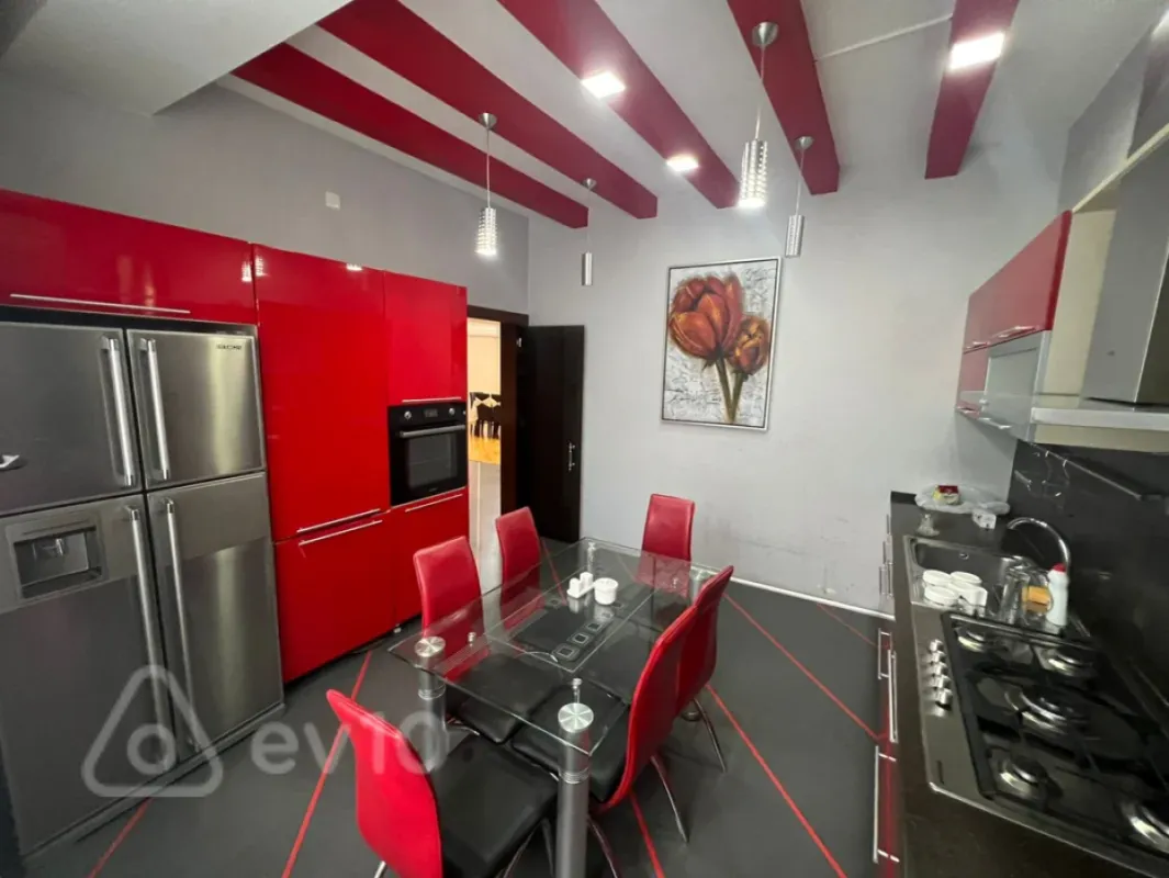 Kirayə verilir 7 otaqlı həyət evi 300 m²