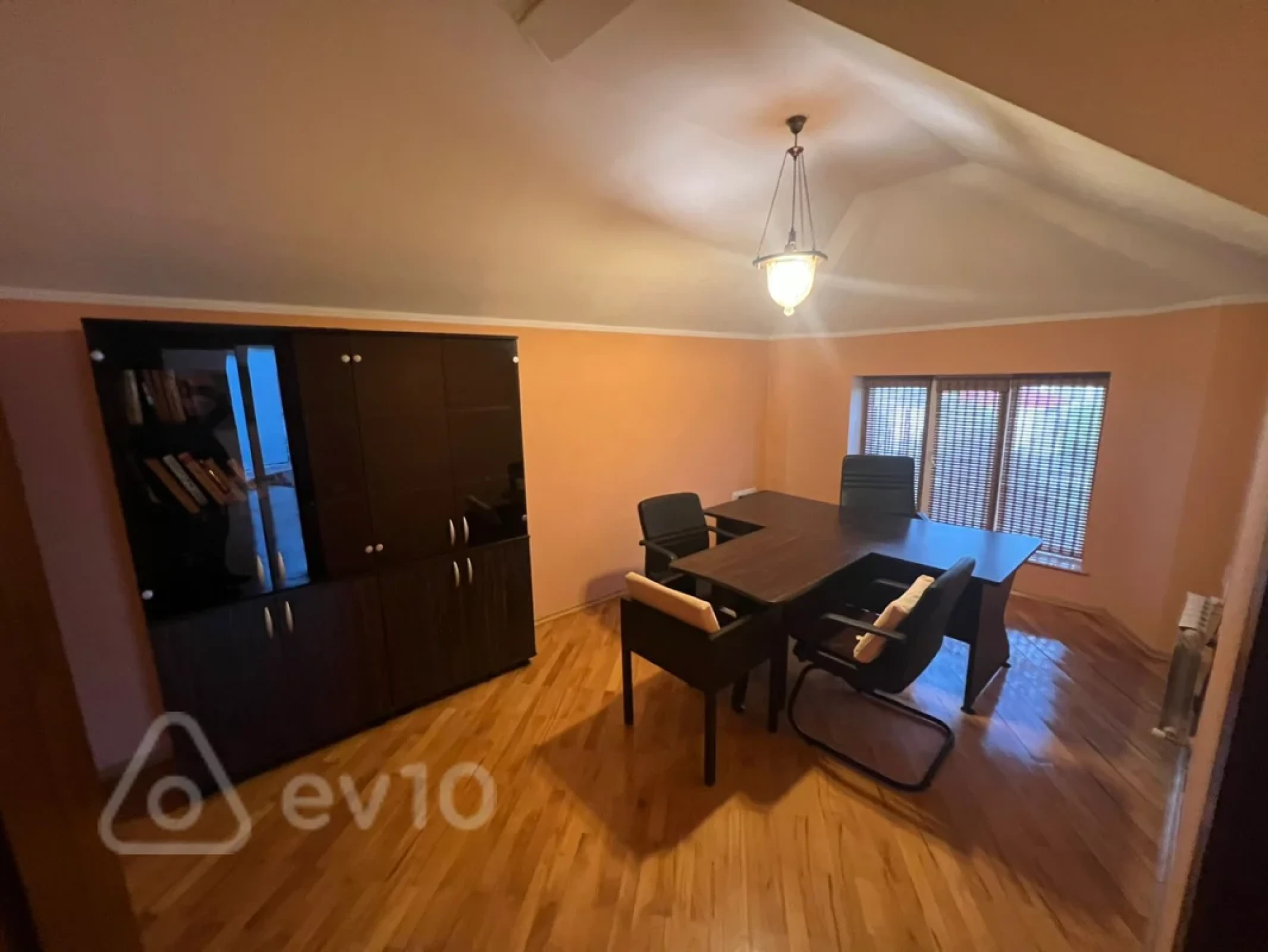 Kirayə verilir 7 otaqlı həyət evi 300 m²