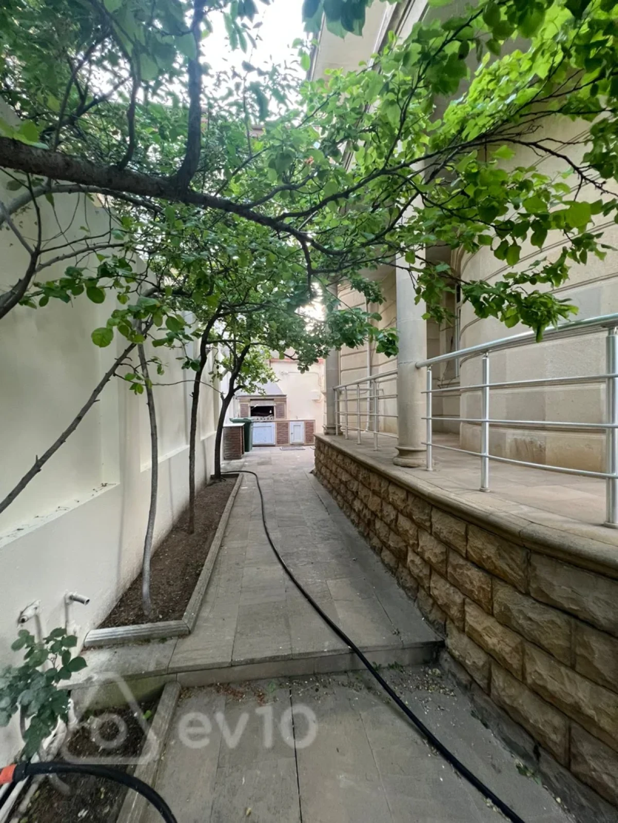 Kirayə verilir 7 otaqlı həyət evi 300 m²
