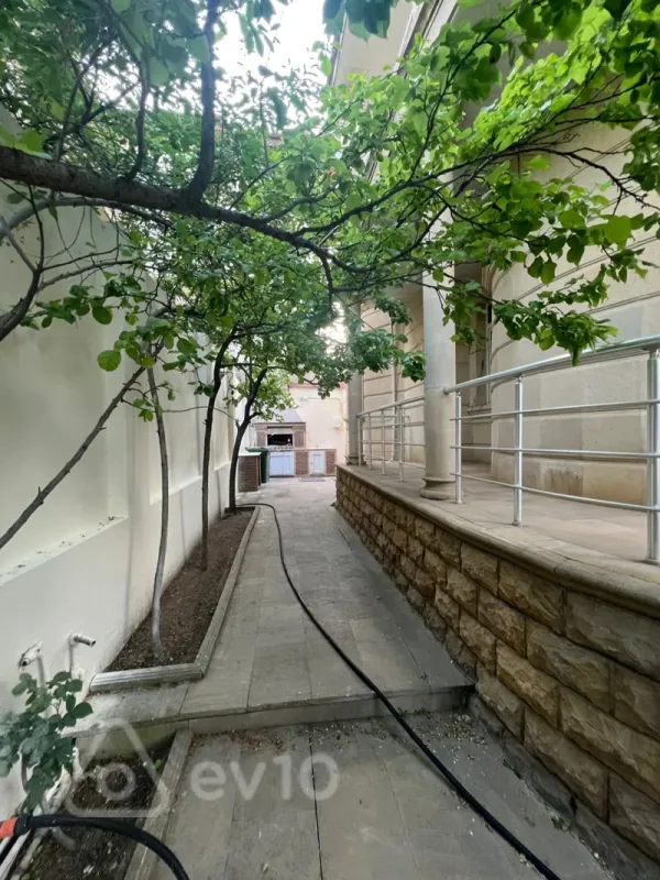 Kirayə verilir 7 otaqlı həyət evi 300 m²
