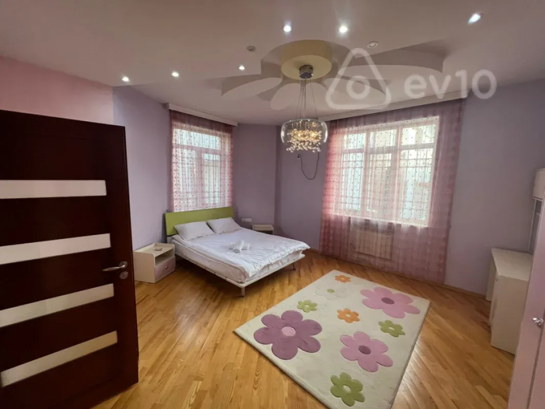 Kirayə verilir 7 otaqlı həyət evi 300 m²