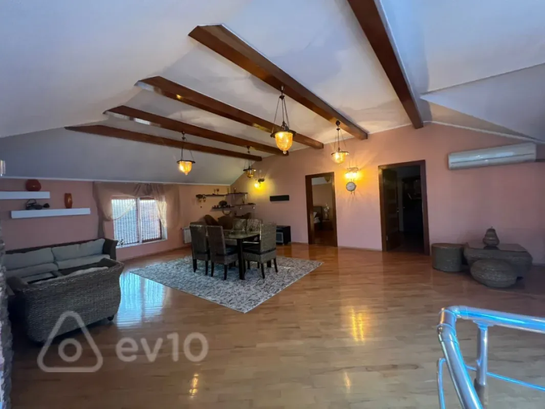 Kirayə verilir 7 otaqlı həyət evi 300 m²