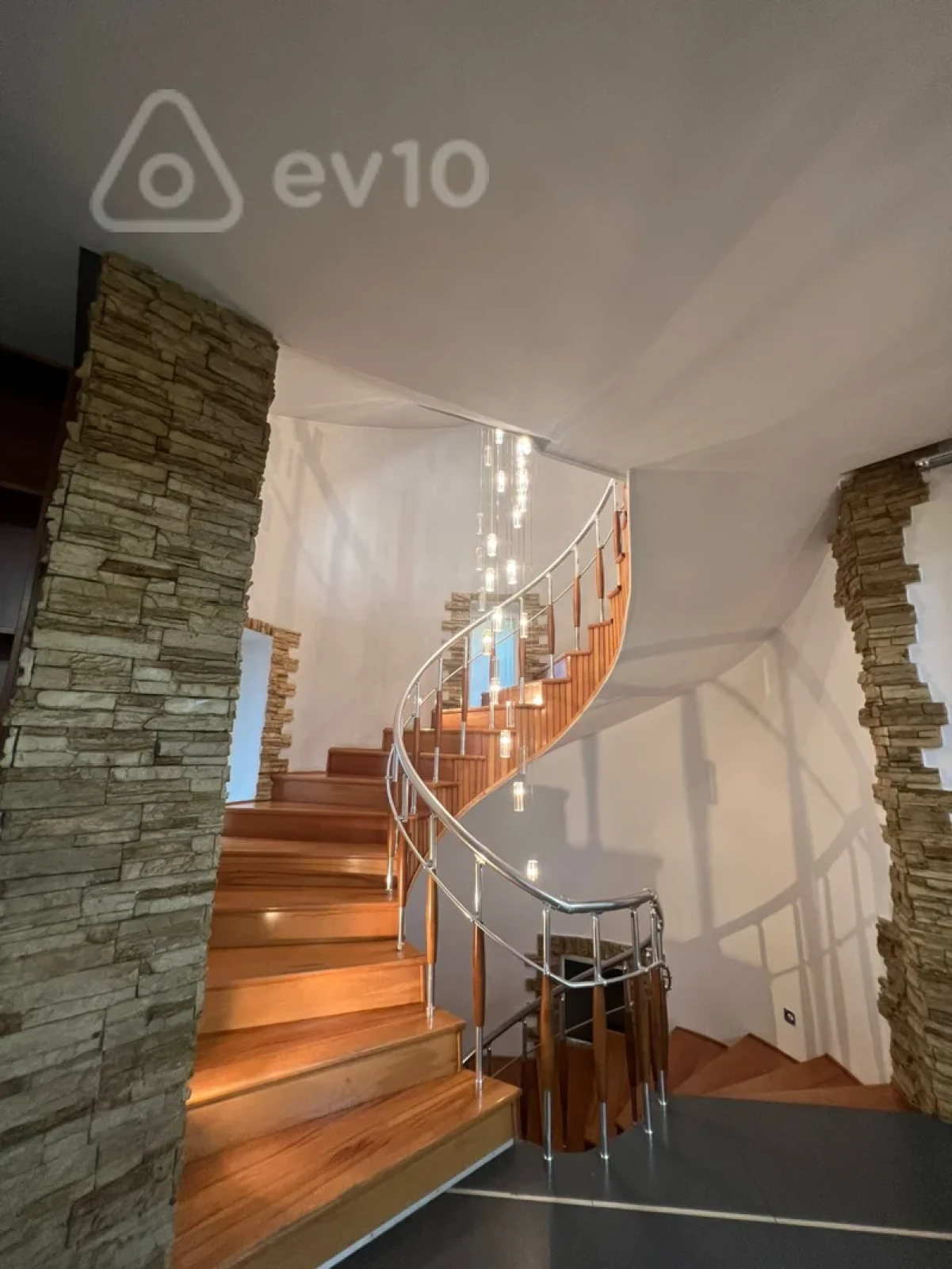 Kirayə verilir 7 otaqlı həyət evi 300 m²