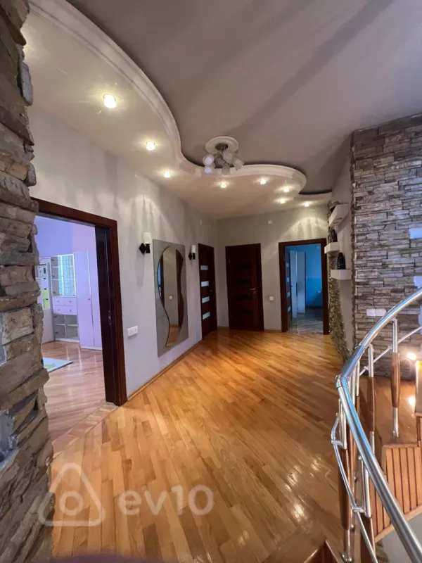 Kirayə verilir 7 otaqlı həyət evi 300 m²