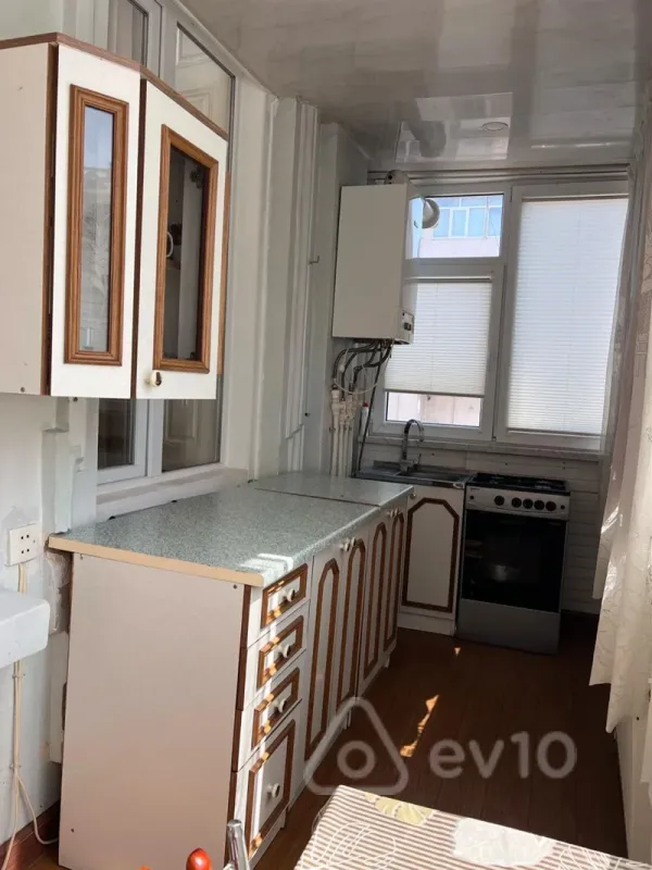 Satılır 2 otaqlı köhnə tikili 100 m²