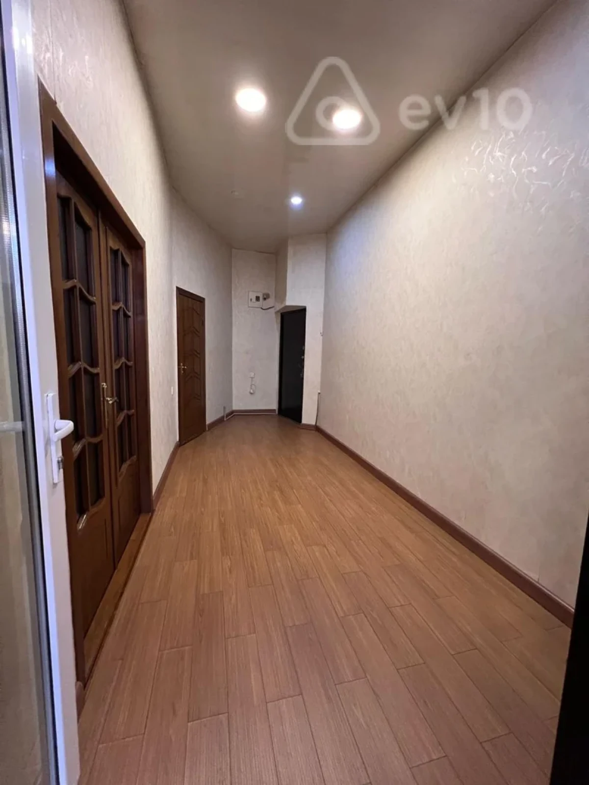 Satılır 2 otaqlı köhnə tikili 100 m²