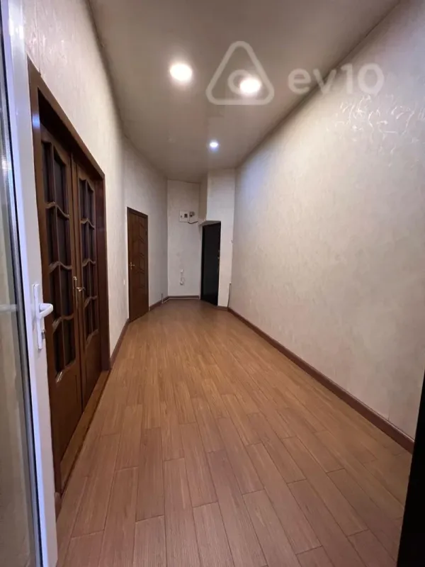 Satılır 2 otaqlı köhnə tikili 100 m²