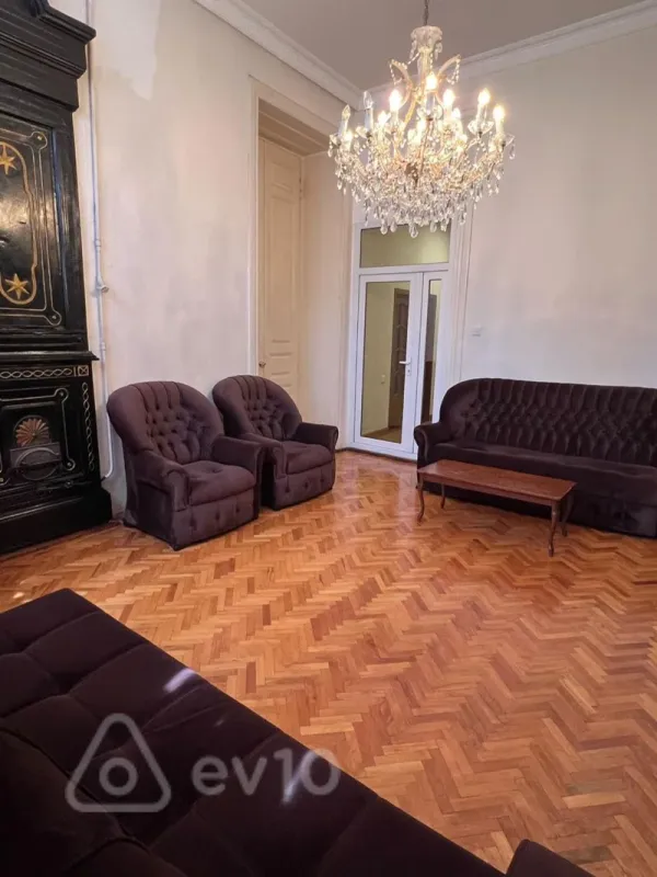 Satılır 2 otaqlı köhnə tikili 100 m²