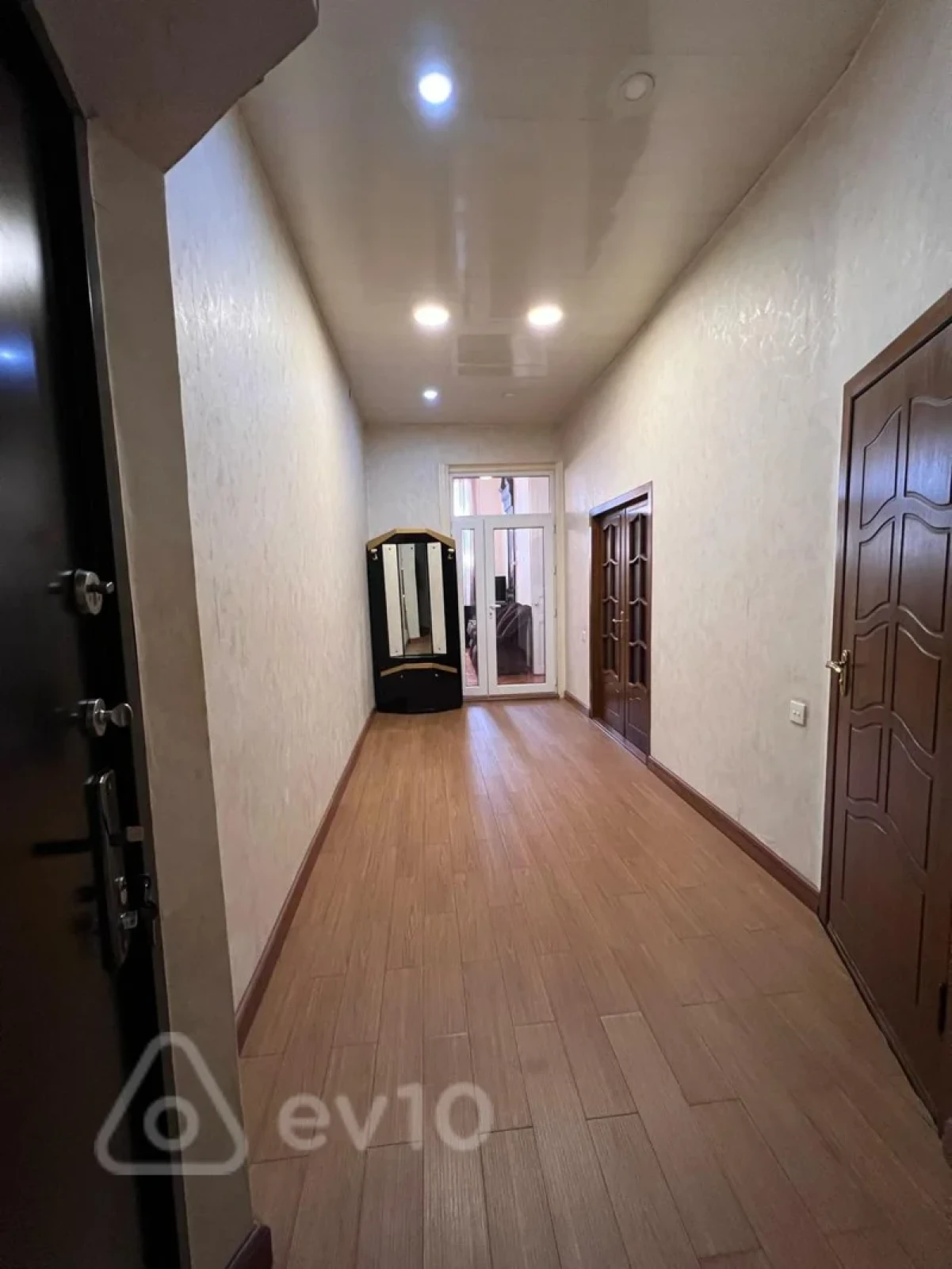 Satılır 2 otaqlı köhnə tikili 100 m²