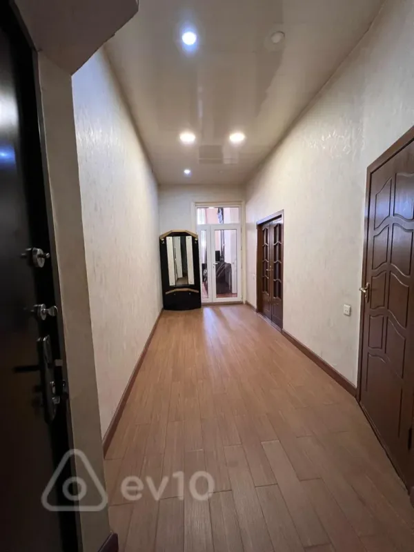 Satılır 2 otaqlı köhnə tikili 100 m²