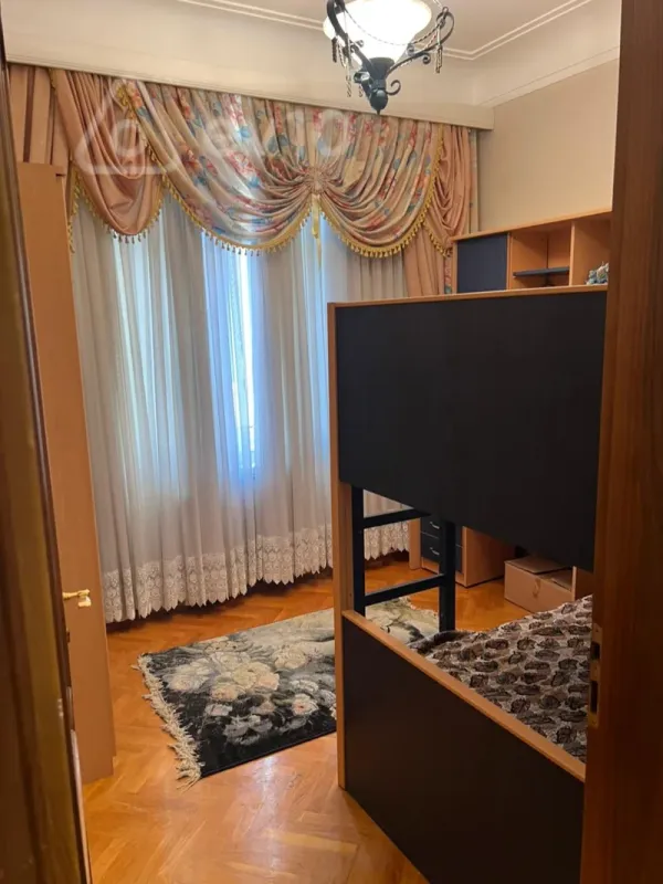 Kirayə verilir 3 otaqlı köhnə tikili 95 m²
