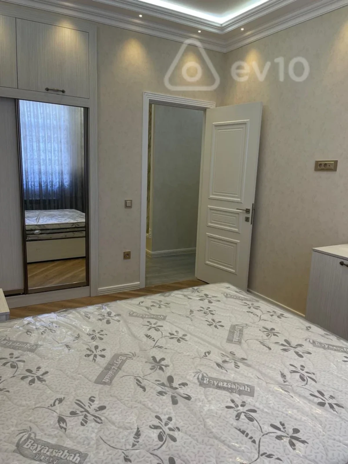 Kirayə verilir 4 otaqlı yeni tikili 130 m²