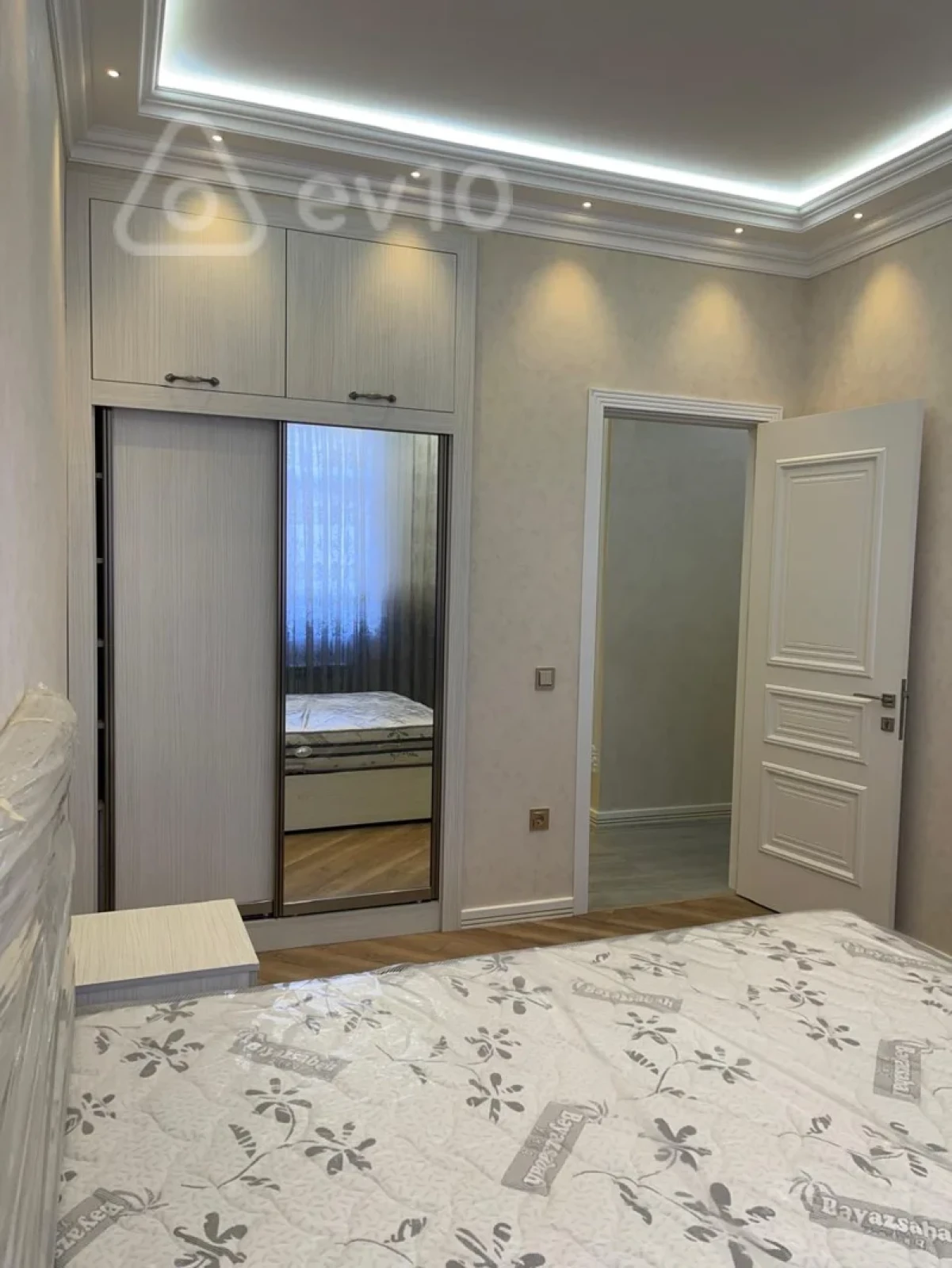 Kirayə verilir 4 otaqlı yeni tikili 130 m²