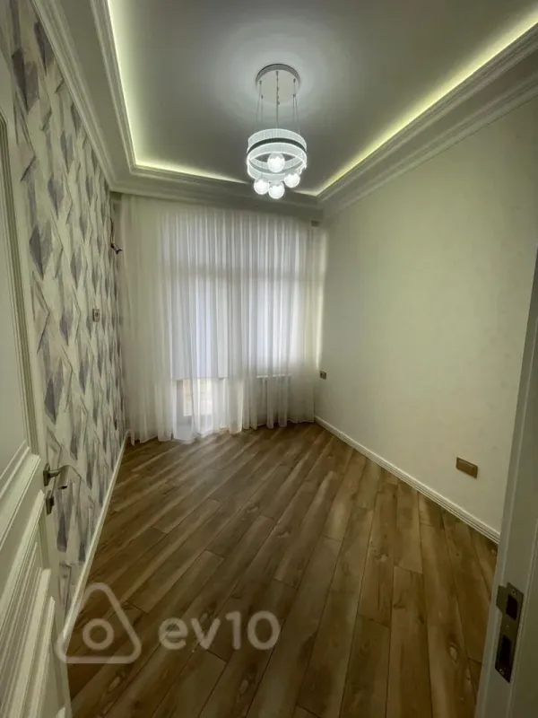 Kirayə verilir 4 otaqlı yeni tikili 130 m²