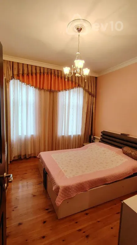 Satılır 5 otaqlı həyət evi 180 m²