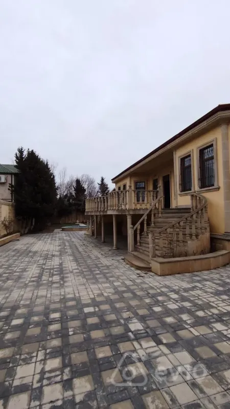 Satılır 5 otaqlı həyət evi 180 m²