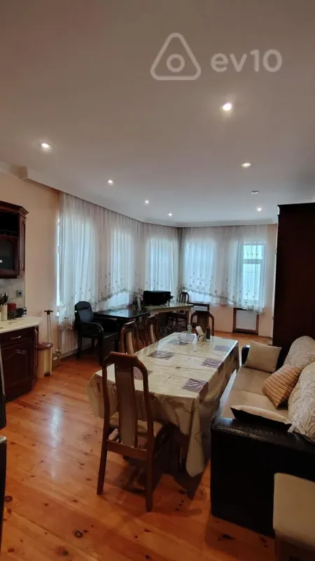 Satılır 5 otaqlı həyət evi 180 m²