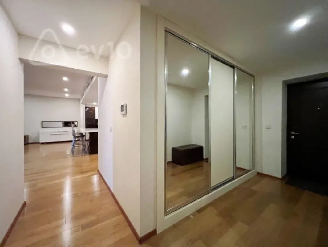 Kirayə verilir 4 otaqlı yeni tikili 220 m²