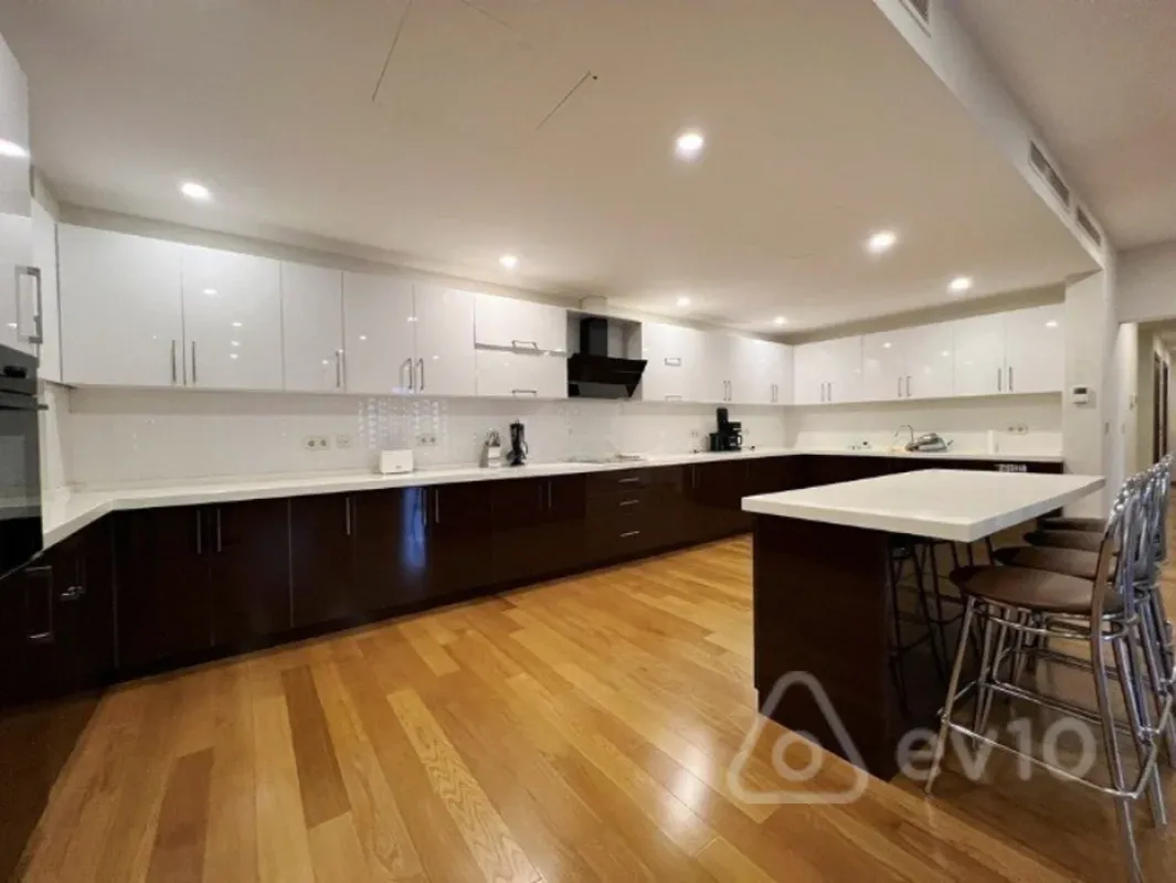 Kirayə verilir 4 otaqlı yeni tikili 220 m²