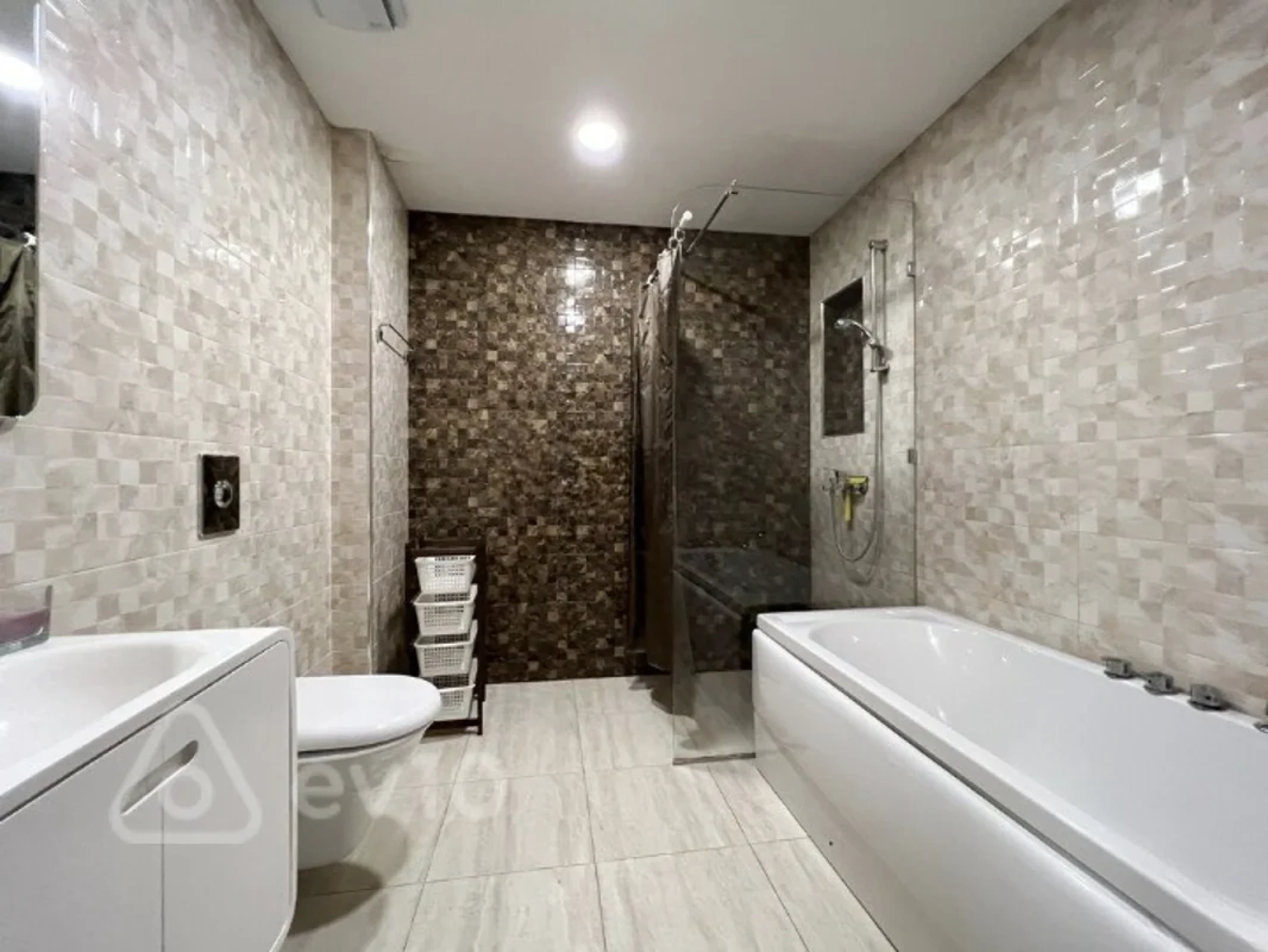 Kirayə verilir 4 otaqlı yeni tikili 220 m²