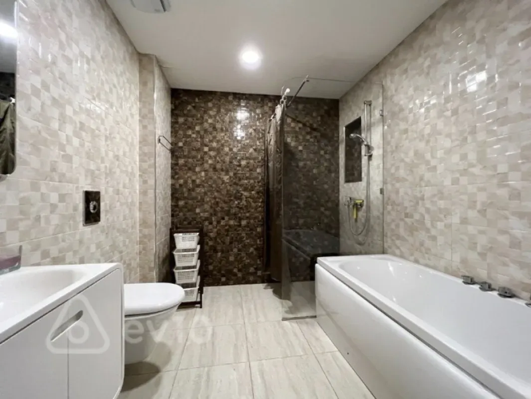 Kirayə verilir 4 otaqlı yeni tikili 220 m²