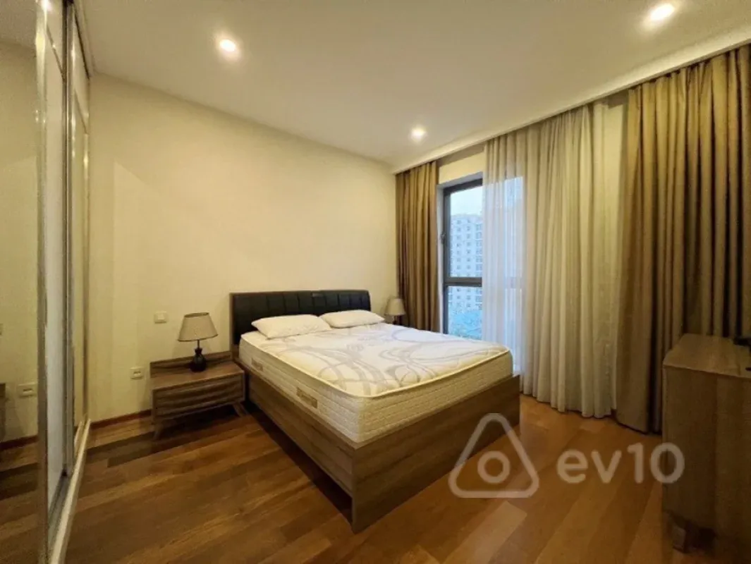 Kirayə verilir 4 otaqlı yeni tikili 220 m²