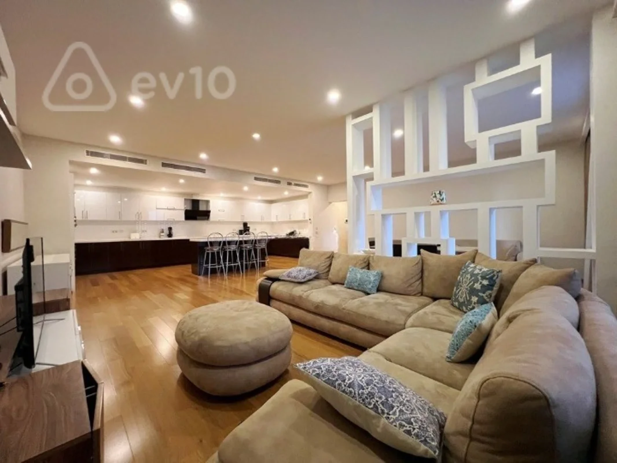 Kirayə verilir 4 otaqlı yeni tikili 220 m²