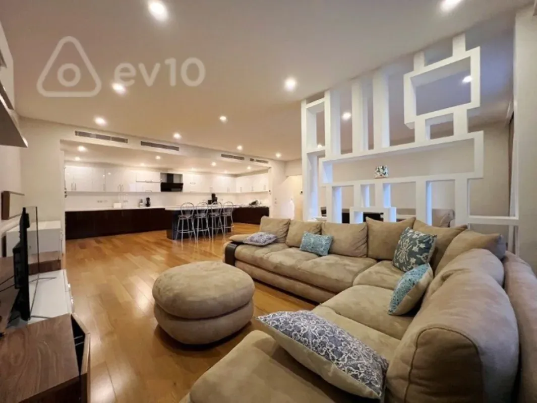 Kirayə verilir 4 otaqlı yeni tikili 220 m²