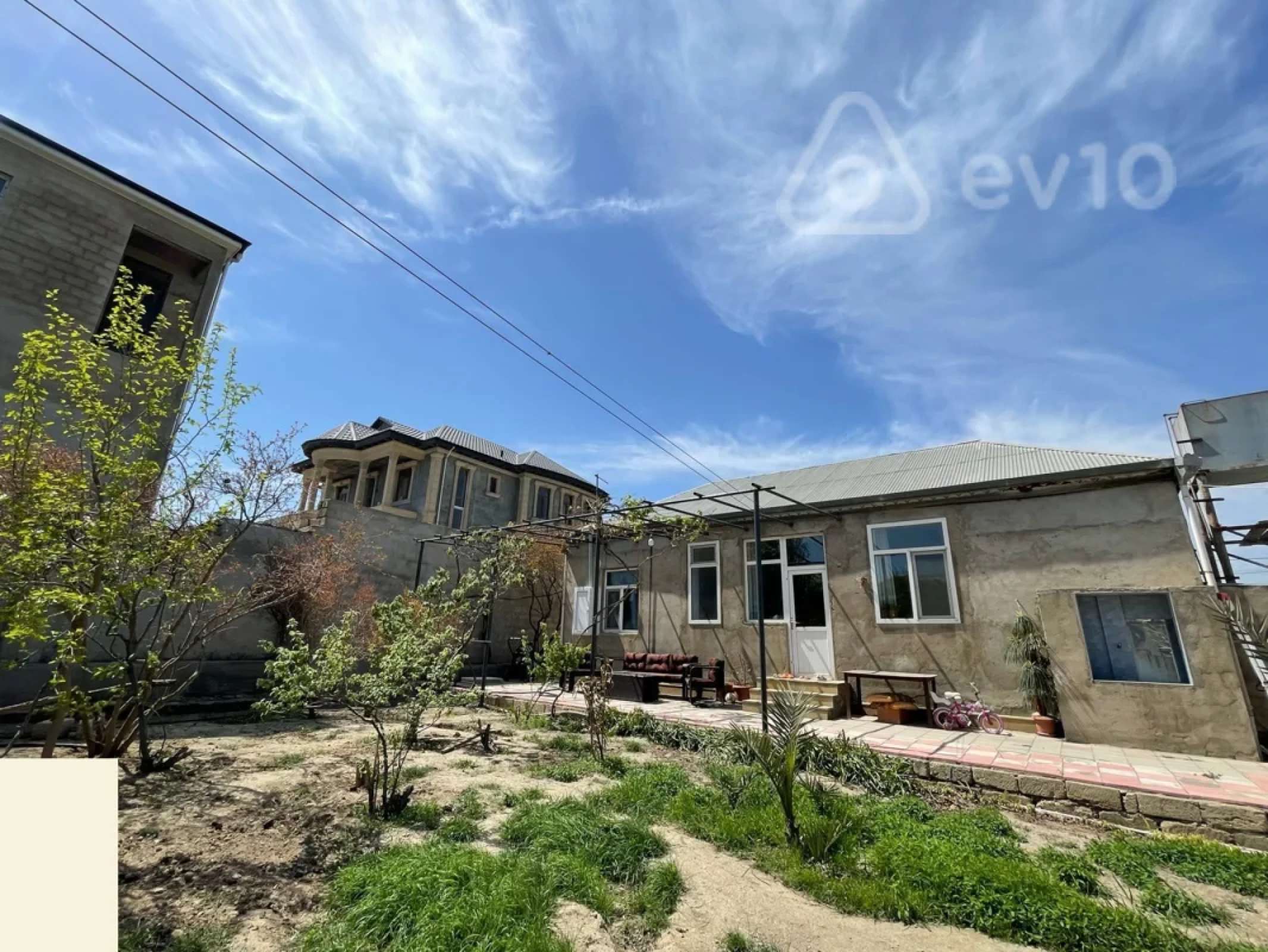 Satılır 6 otaqlı həyət evi 240 m²