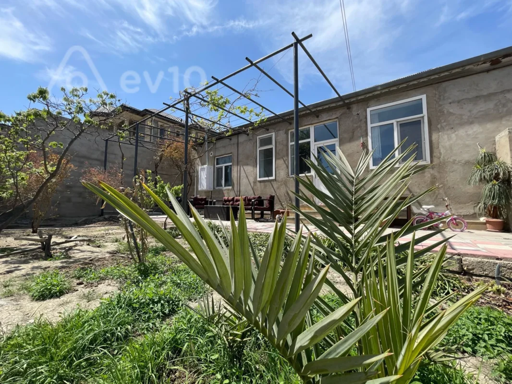 Satılır 6 otaqlı həyət evi 240 m²