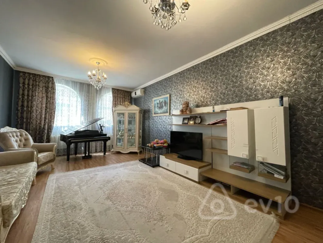 Satılır 6 otaqlı həyət evi 240 m²
