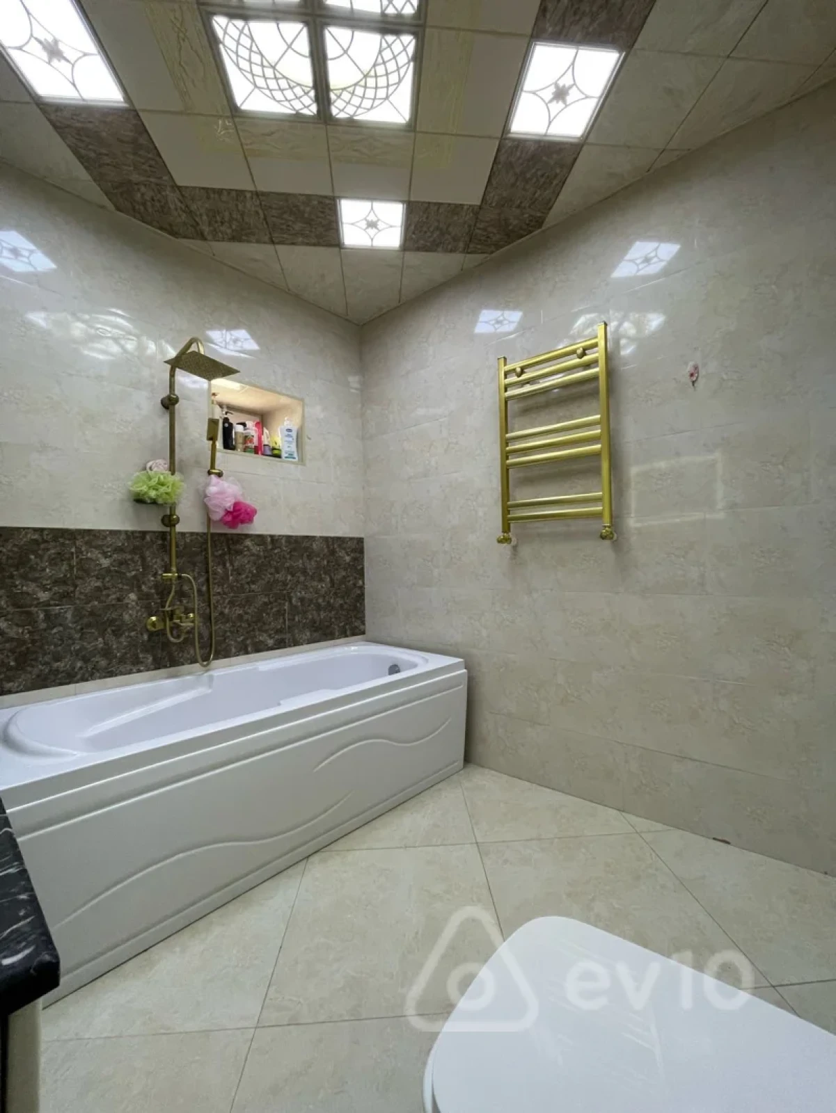 Satılır 6 otaqlı həyət evi 240 m²