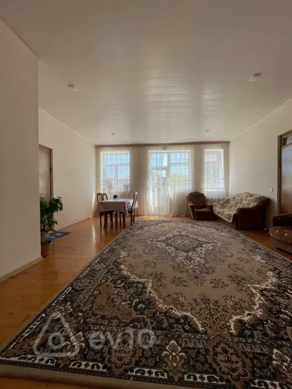 Satılır 6 otaqlı həyət evi 240 m²