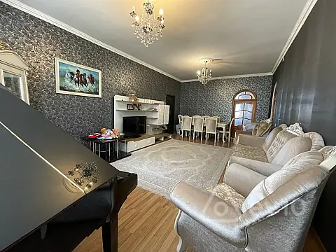 Satılır 6 otaqlı həyət evi 240 m²
