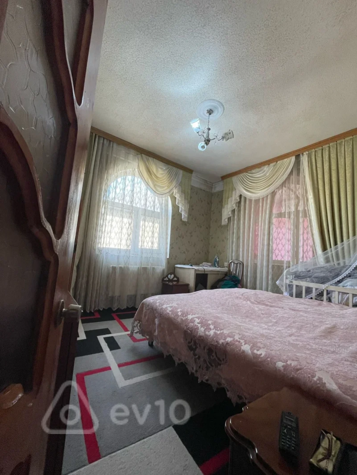 Satılır 6 otaqlı həyət evi 240 m²