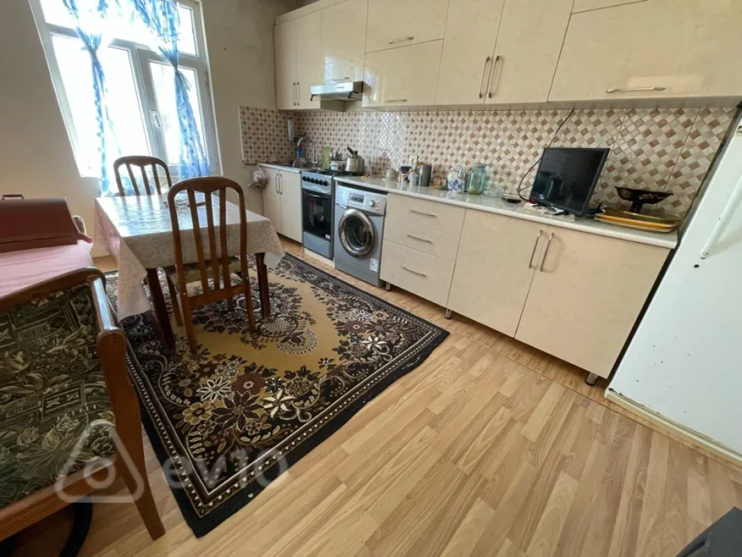 Satılır 6 otaqlı həyət evi 240 m²