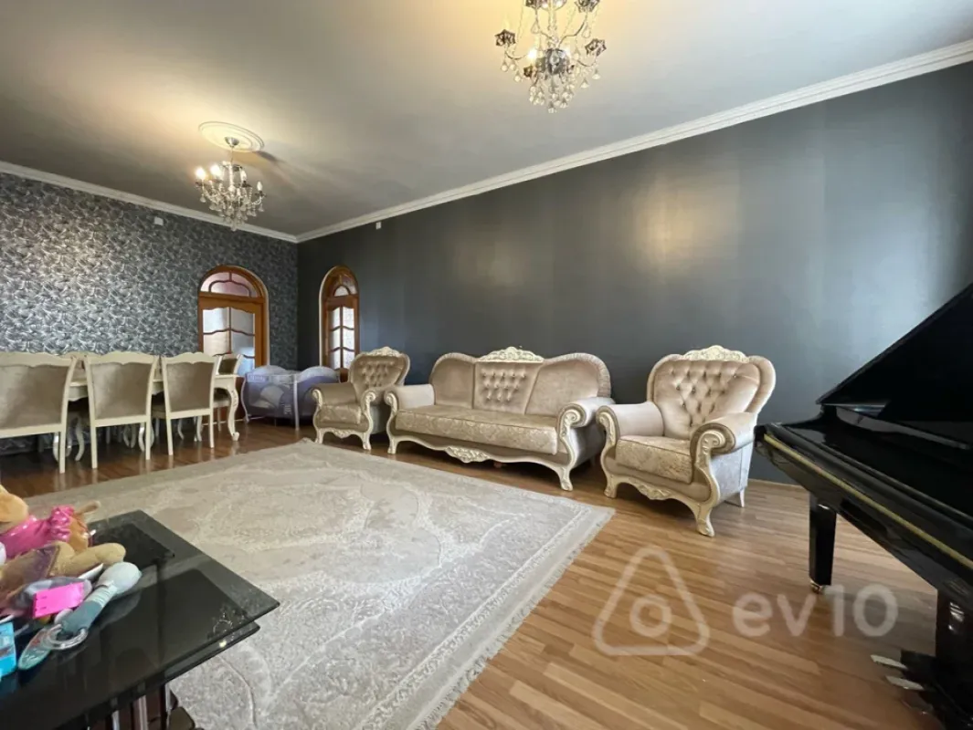 Satılır 6 otaqlı həyət evi 240 m²