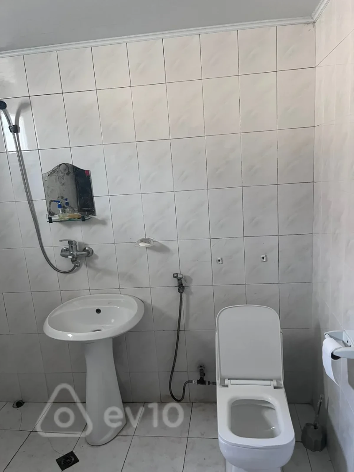 Satılır 6 otaqlı həyət evi 240 m²
