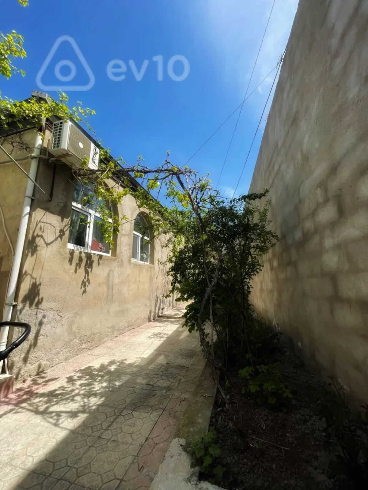 Satılır 6 otaqlı həyət evi 240 m²