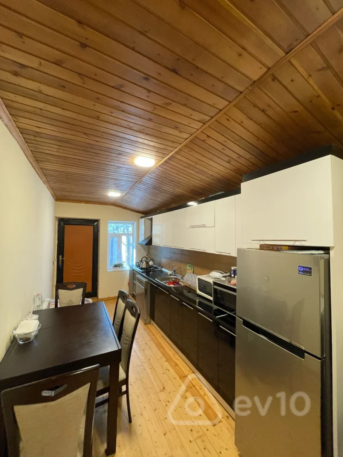 Satılır 6 otaqlı həyət evi 240 m²