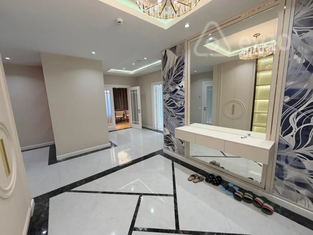 Kirayə verilir 4 otaqlı yeni tikili 250 m²