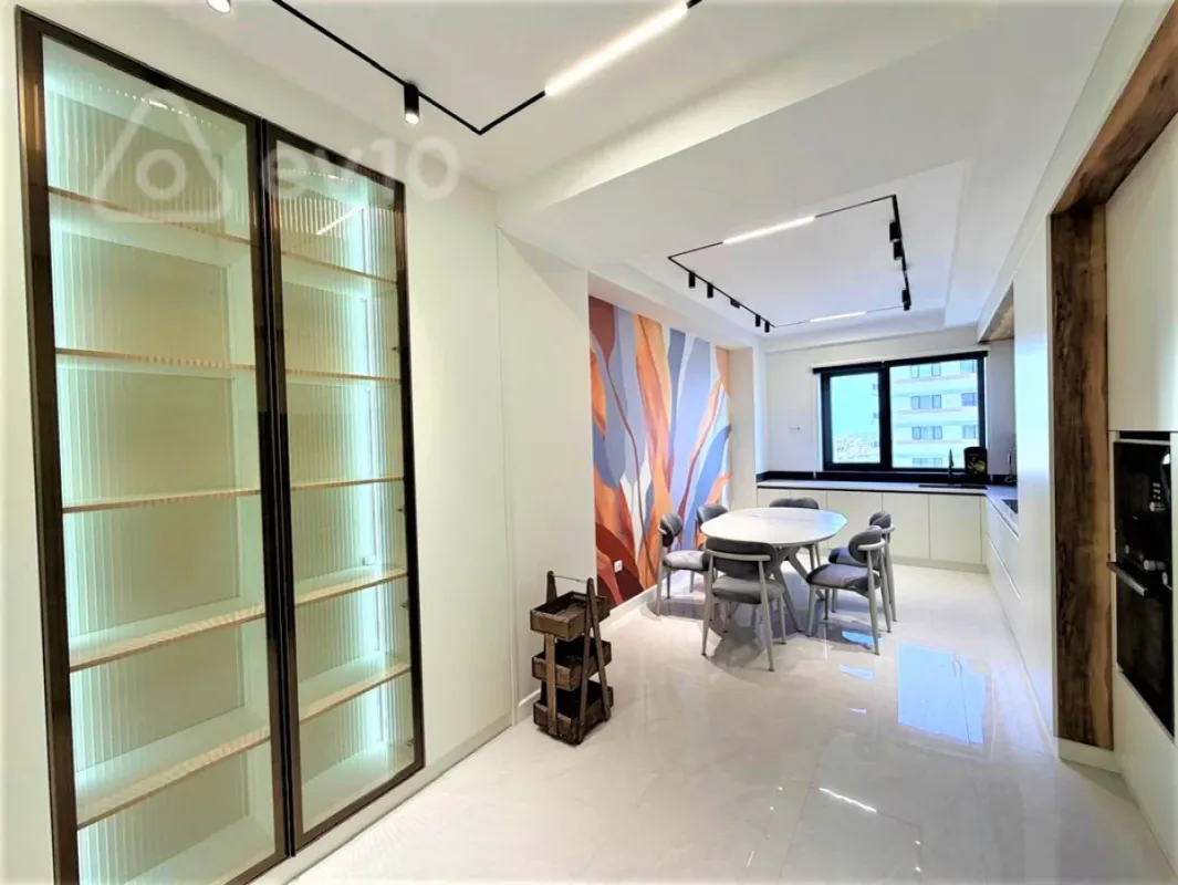 Kirayə verilir 4 otaqlı yeni tikili 250 m²