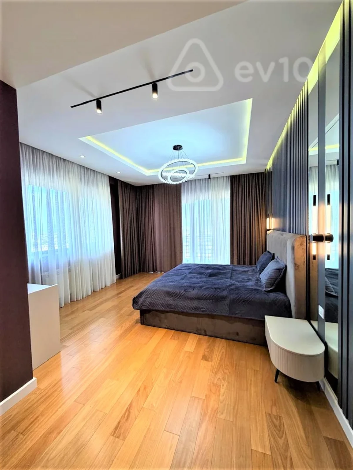 Kirayə verilir 4 otaqlı yeni tikili 250 m²