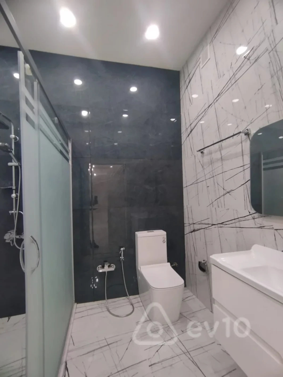 Satılır 3 otaqlı yeni tikili 132 m²