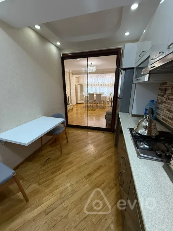 Kirayə verilir 2 otaqlı yeni tikili 75 m²