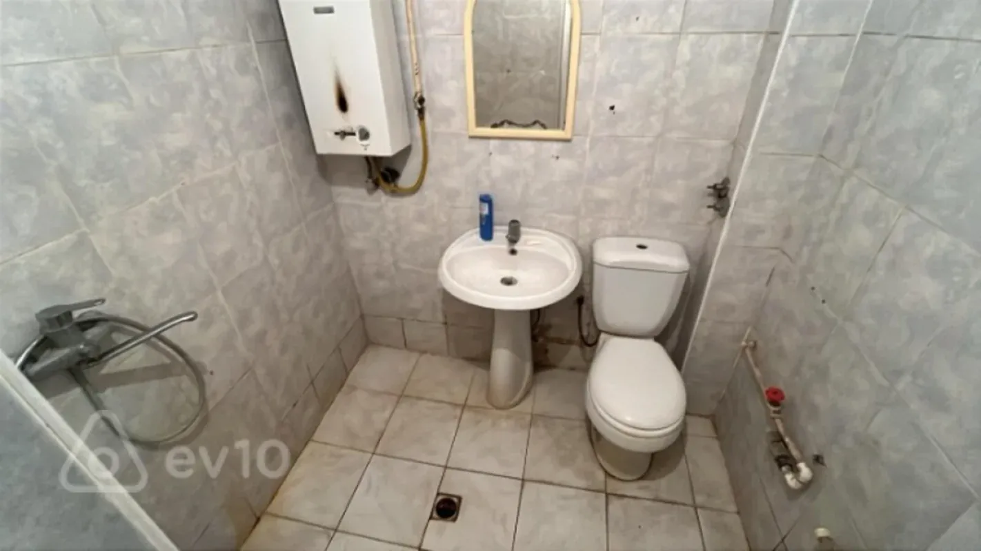 Kirayə verilir 2 otaqlı köhnə tikili 65 m²