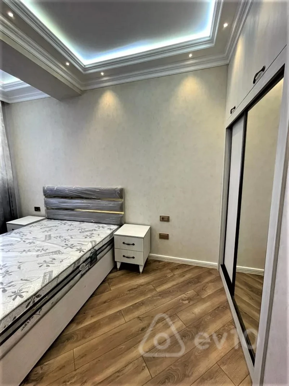 Kirayə verilir 4 otaqlı yeni tikili 130 m²