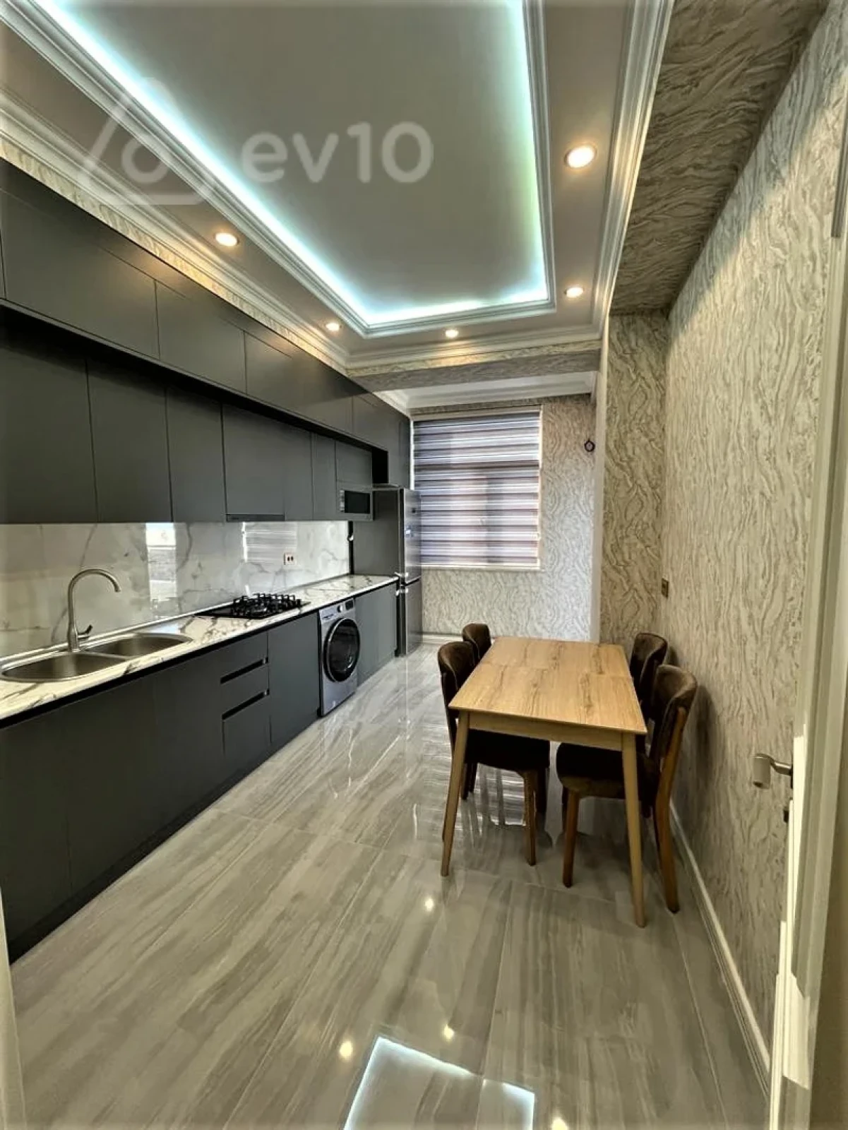 Kirayə verilir 4 otaqlı yeni tikili 130 m²