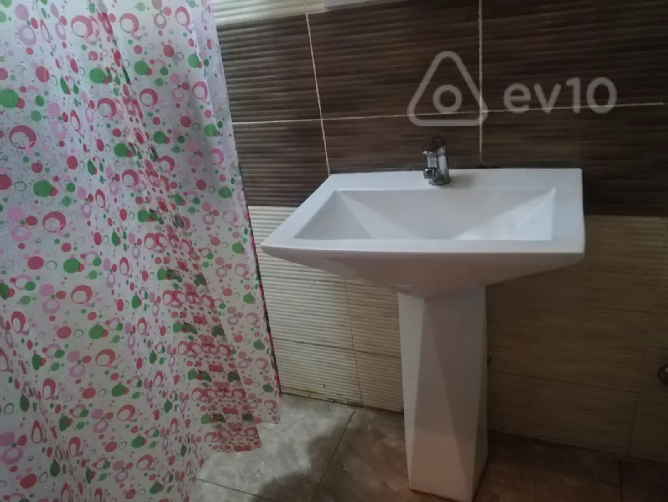 Kirayə verilir 2 otaqlı köhnə tikili 55 m²